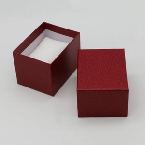 Scatola per orologi rosso scuro con grana litchi e cuscino bianco per gioielli