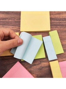 Primer plano de notas adhesivas de colores en madera mostrando la textura y flexibilidad