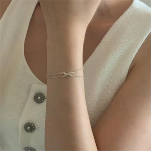 Detailed view of a dainty 925 sterling silver minimalist twisted knot chain bracelet