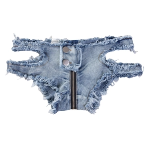 Detailansicht der hellblauen Denim-Mikro-Shorts mit Distressed-Saum und Doppelknopfleiste