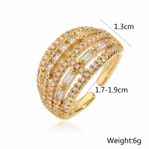 Detailaufnahme von Goldring mit Zirkonia-Steinen inklusive Größe und Gewichtsangaben