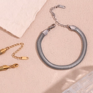 Détail du bracelet chaîne serpent vintage 6mm avec fermoir réglable et poinçon S925