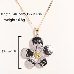 Collier vintage avec pendentif fleur en acier bicolore argent et or avec ses dimensions