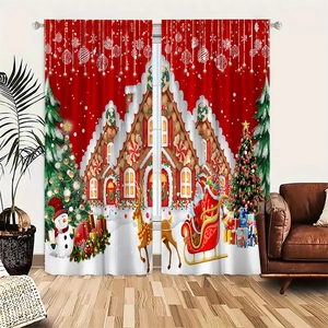 Dettaglio delle tende natalizie in poliestere con stampe di Babbo Natale e renne