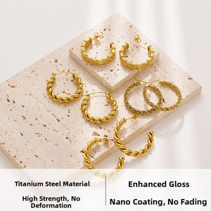 Détails de boucles d'oreilles créoles en acier titane plaqué or 18k torsadé et bambou