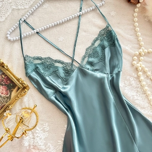 Nuisette satinée vert sauge avec dentelle florale et fines bretelles croisées