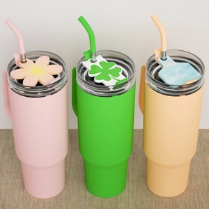 Trois gobelets 40oz avec paille et plaques nominatives DIY en rose, vert et orange