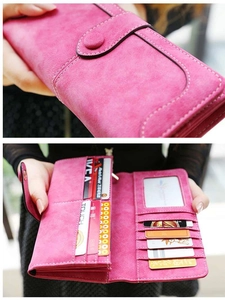 Vista detallada de la cartera rosa mate con 10 ranuras para tarjetas y costuras