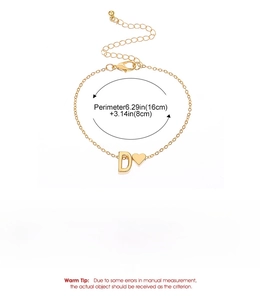 Détail du bracelet doré avec pendentif lettre D et cœur avec spécifications