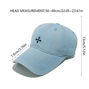 Détail d'une casquette de baseball en jean bleu clair avec broderie croix et dimensions