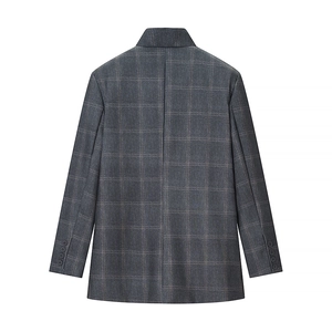 Vista posteriore di un blazer scozzese grigio da donna con colletto alla coreana e bottoni