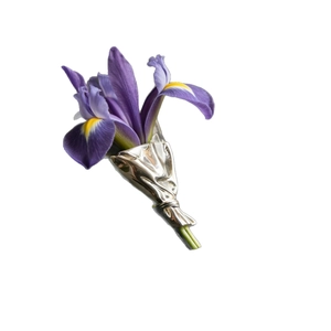 Künstlerische silberne Blumenstrauß-Brosche mit drei lila Irisblüten und Emaille