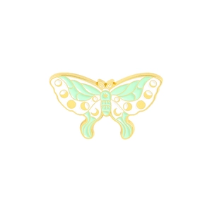 Detalle de broche de mariposa verde menta con motivos celestiales de sol y luna en esmalte