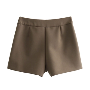 Detailansicht einer braunen asymmetrischen Hose aus hochwertigem Anzugstoff