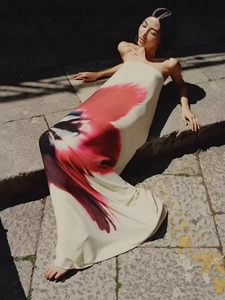 Elegant sleeveless strapless maxi dress with red and black abstract print on off-white fabric