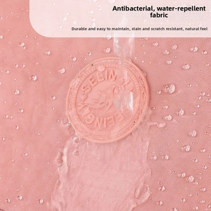 Test di idrorepellenza su tessuto in nylon rosa con gocce d'acqua e logo Seemingly