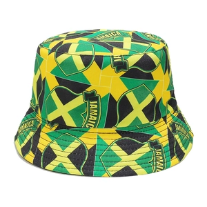 Détail du motif du drapeau jamaïcain et du texte imprimé sur le chapeau bob d'été coloré