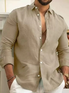 Camicia da uomo slim in cotone e lino kaki chiaro a maniche lunghe con chiusura a bottoni