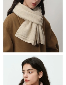Detalle de bufanda de punto beige con bordes acanalados sobre un abrigo marrón de invierno