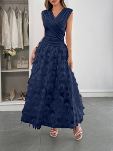 Détail de la robe bleu marine sans manches col en V avec haut plissé et ourlet à franges