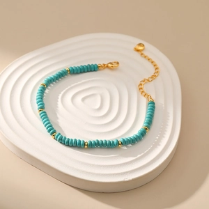 Handgemaakt boho-armbandje met turquoise kralen, vergulde details en verstelbare ketting