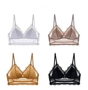 Détails de quatre brassières en dentelle blanche, violette, jaune et noire à fleurs
