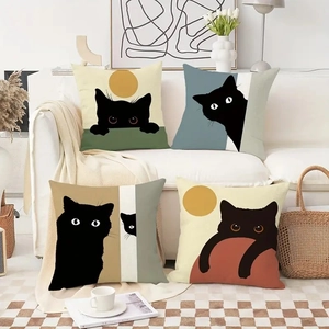 Juego de fundas de cojín de lino con gatos negros sobre un moderno sofá beige