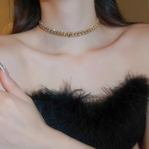Nahaufnahme eines Models mit einem glänzenden vergoldeten Strass-Choker-Halsketten-Set