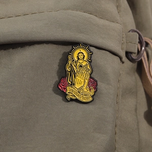 San Judas Tadeo enamel brooch with gold plating and red roses on green canvas bag