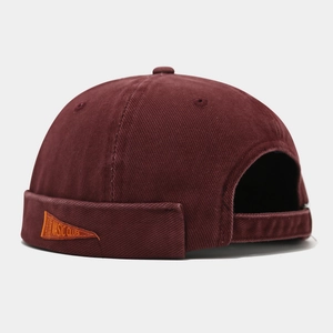 Détail du bonnet sans bord en coton rouge foncé avec broderie Music Club et sangle réglable