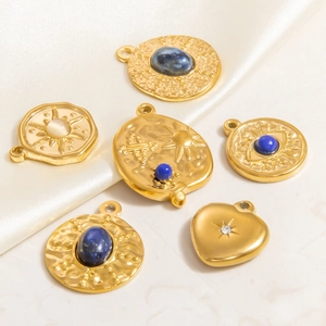Set de 6 colgantes de piedra natural bañados en oro de 18K con motivos de sol y ojo