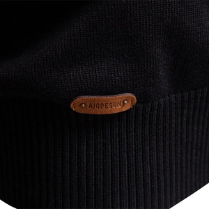 Maglione da uomo in cotone nero con mezza zip, orlo a coste e dettaglio logo in pelle premium