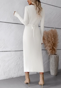 Robe midi élégante en tricot blanc à manches longues pour femme avec ceinture vue de dos