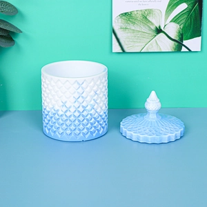 Dettaglio del barattolo portaoggetti sfumato blu e bianco con trama a rombi in rilievo