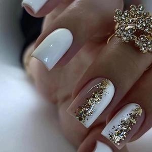 Élégants Ongles à Presser Pailletés en Feuille d'Or Blanc Forme Carrée Cercueil Faux Ongles pour Femme Décoration d'Ongles Professionnelle