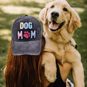 Dettaglio del ricamo DOG MOM e della visiera consumata su un berretto grigio lavato