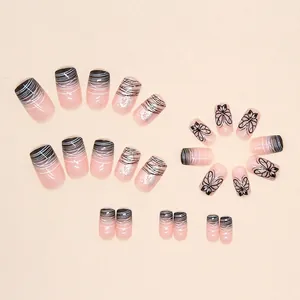 Schwarze Schmetterling Kunstnägel mit Ombré-Linien und rosa Basis in kurzer quadratischer Form