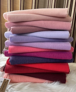 Dettaglio macro di sciarpe in cashmere multicolore con trama in twill fine