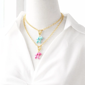 Collier double couche plaqué or 18k avec pendentifs chien ballon et tasse sur mannequin
