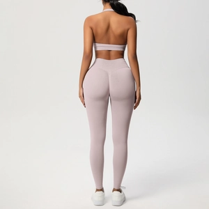 Dettaglio dei leggings yoga a vita alta effetto push-up e reggiseno sportivo rosa antico