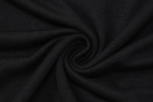 Dettaglio del tessuto a maglia nero che mostra la trama a costine e il drappeggio