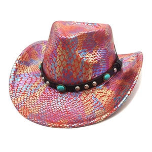Dettaglio della trama a serpente colorata e borchie turchesi sul cappello da cowboy