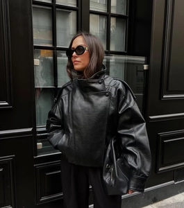 Détail d'un blouson motard chic en cuir noir avec col montant et fermeture éclair latérale