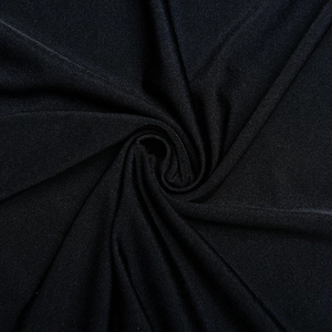 Vue détaillée du tissu noir avec plis élégants sur une robe longue dos nu mode