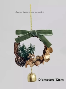 Détail d'une couronne de Noël avec pommes de pin, baies dorées et anneau de 12cm
