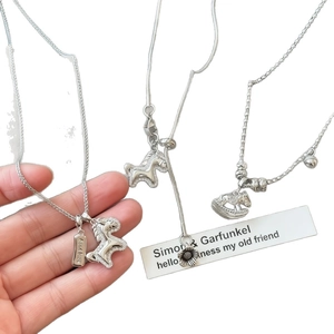 Collier minimaliste en argent avec zircon, pendentif cheval chanceux et chaînes serpent