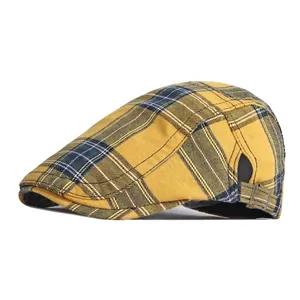 Béret à carreaux de style britannique avec motif jaune et marine et boucle en métal