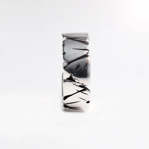 Vista detallada del anillo de plata S925 con textura de piedra y diseño de banda abierta ajustable