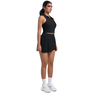 Vue latérale de l'ensemble débardeur polo noir et jupe de tennis plissée sur un mannequin