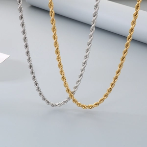 Dettaglio di catene a fune oro e argento con ciondolo cilindrico rotante